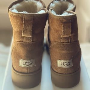 Ugg boots slight platform sz. 9